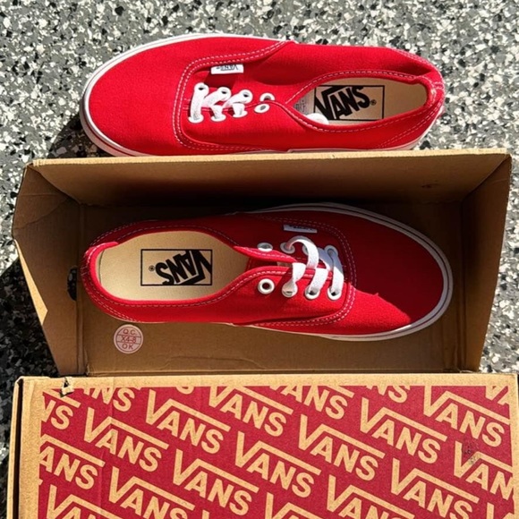 VANS Women's Red size 6.0 * Brand New! - Picture 1 of 3